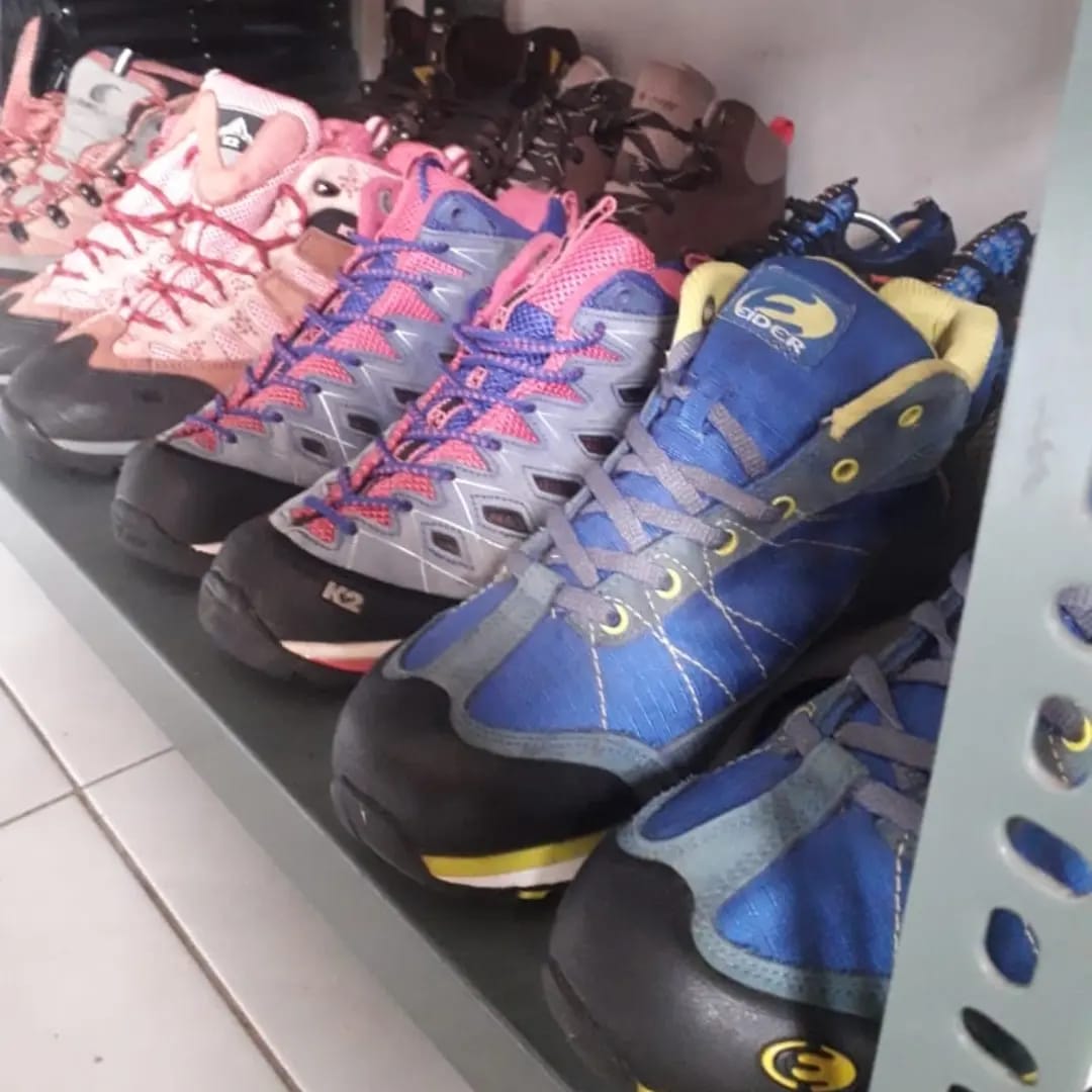 Sepatu Gunung